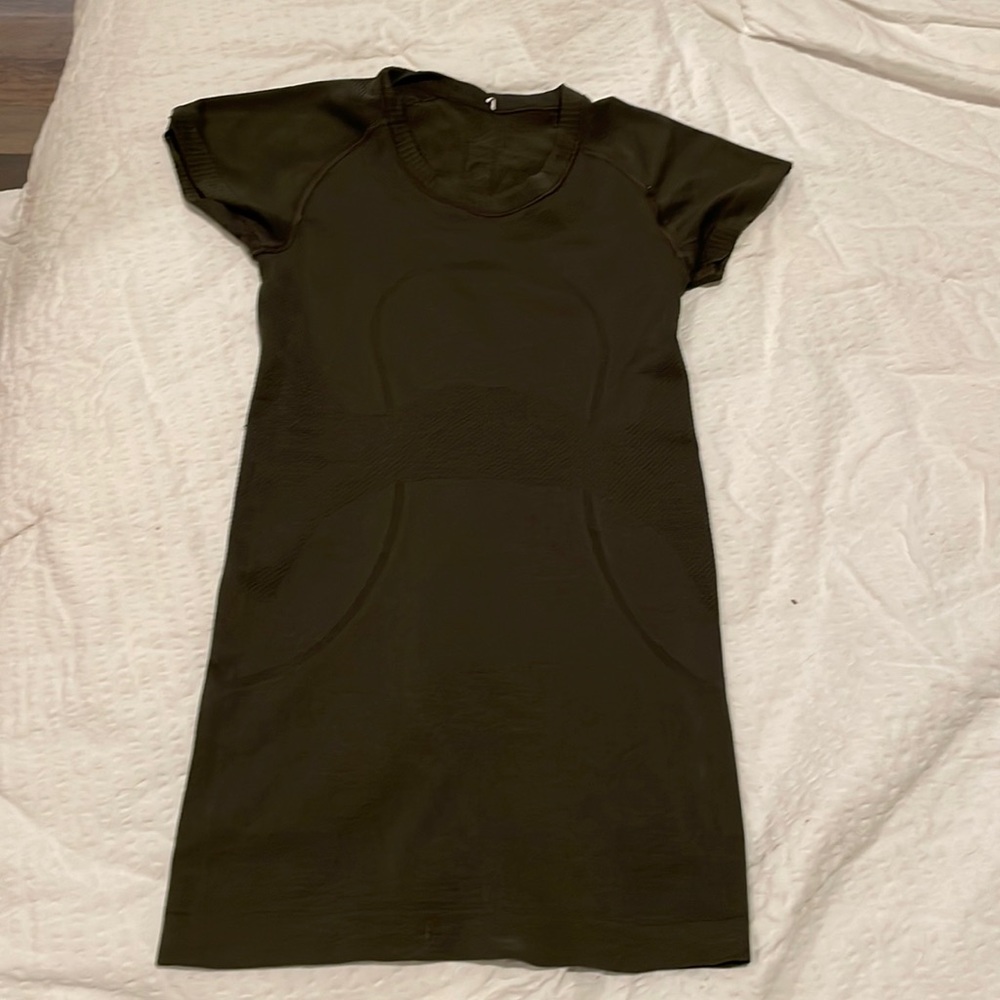 Lululemon crew neck, moisture wicking sz 2
